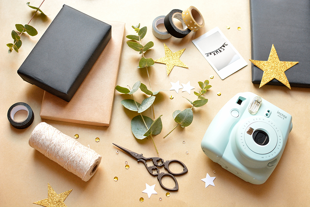 kerstcadeaus inpakken met polaroids