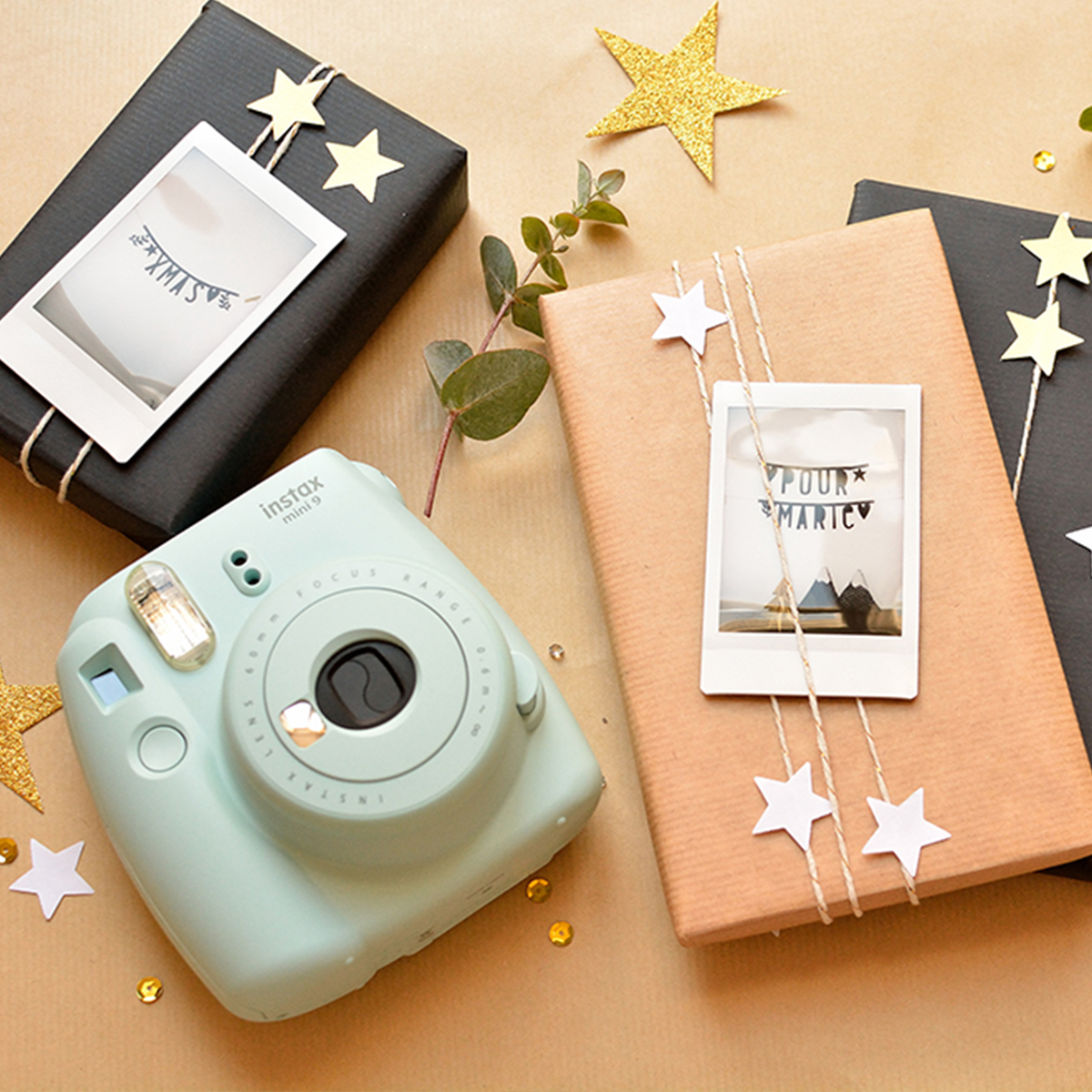 kerstcadeaus inpakken met polaroids