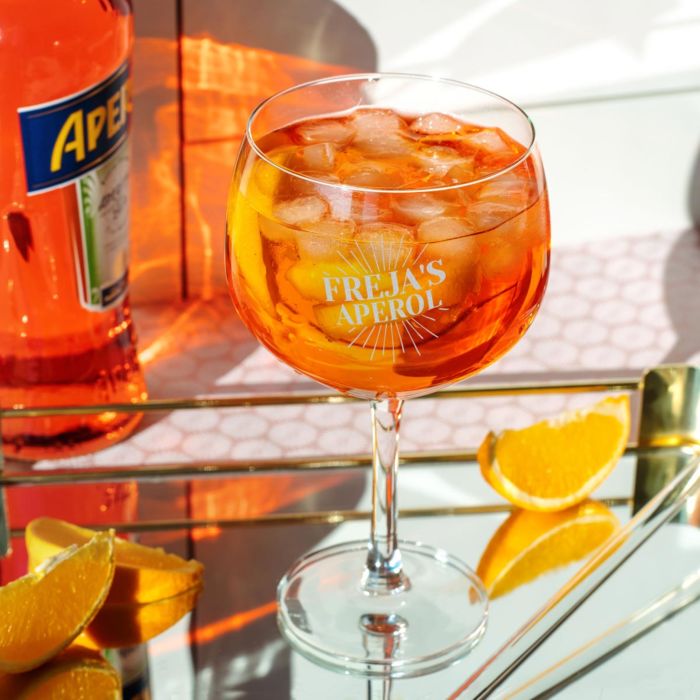 Geef je vriendin een Aperol Spritz glas met naam om te proosten in stijl.