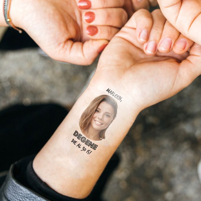 Een tattoo met foto als ode aan jullie eeuwige vriendschap.