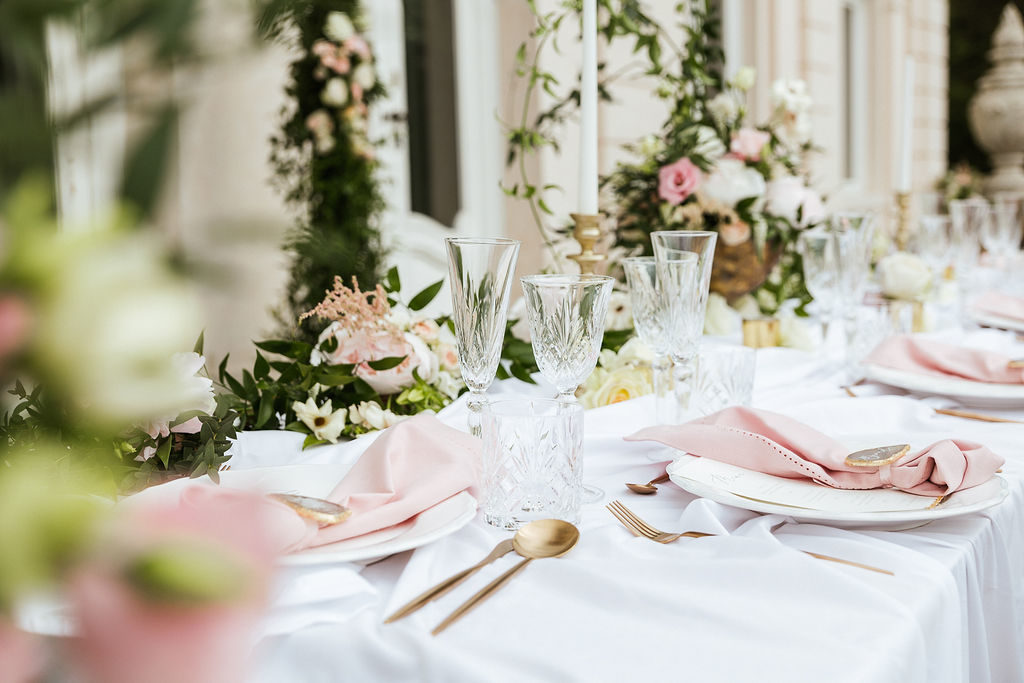 BES broeden schuur Bruiloft decoratie | tafeldecoratie van retro tot romantisch