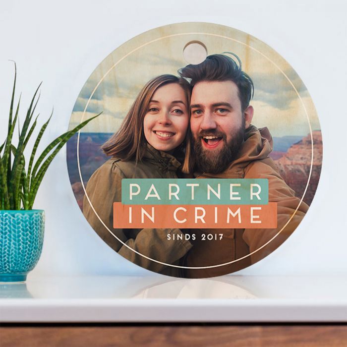 ronde houten snijplank met partner in crime foto en tekst