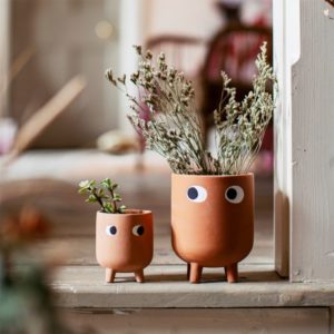 Paascadeau Leggy terracotta planter