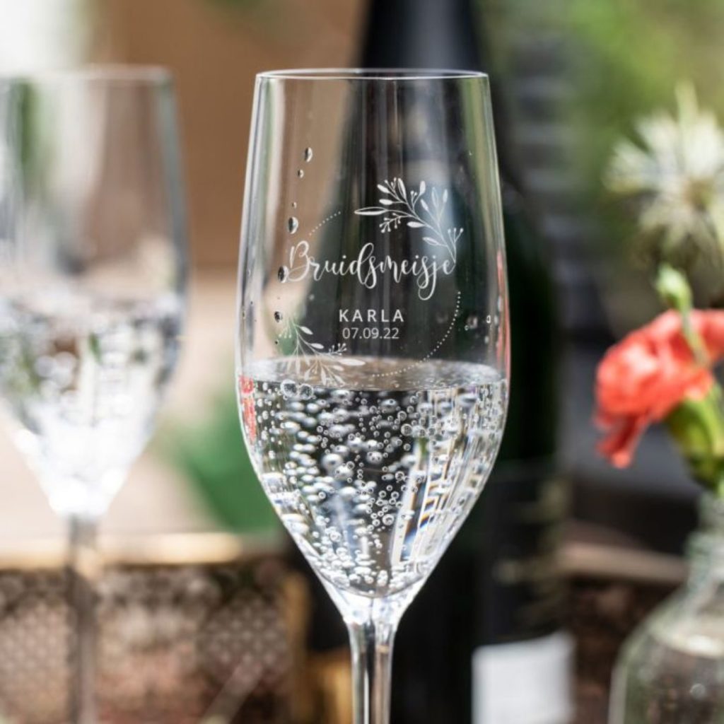 Champagne glazen met uniek gegraveerde boodschap als leuk uniek Bruiloft geld cadeau