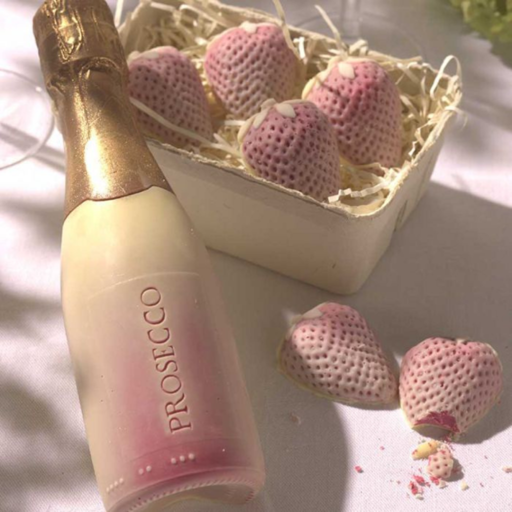 Love potion tip voor Valentijnsdag romantisch cadeau Prosecco en aardbeien chocolade 4