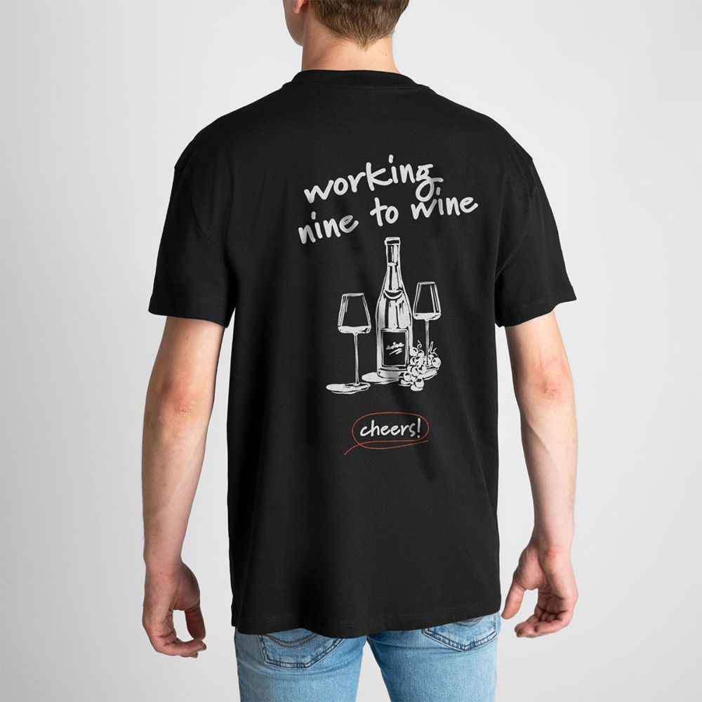 Gepersonaliseerd t-shirt met getekende drankjes en tekst