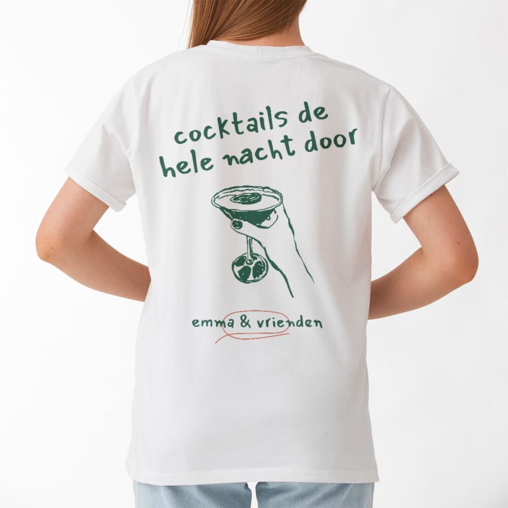 Gepersonaliseerd t-shirt met getekende drankjes en tekst