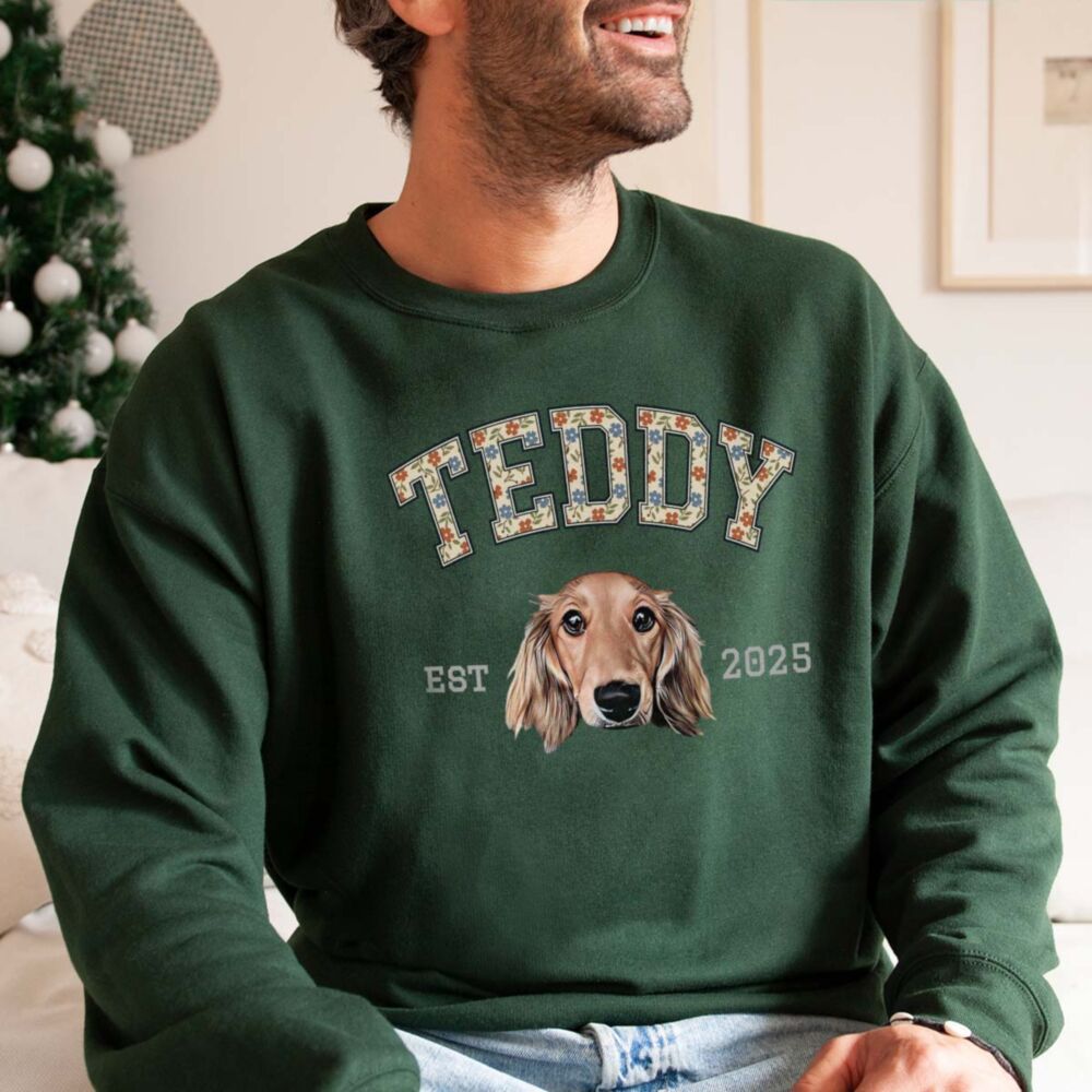 Gepersonaliseerde trui met huisdierfoto, naam en jaartal in collegedesign