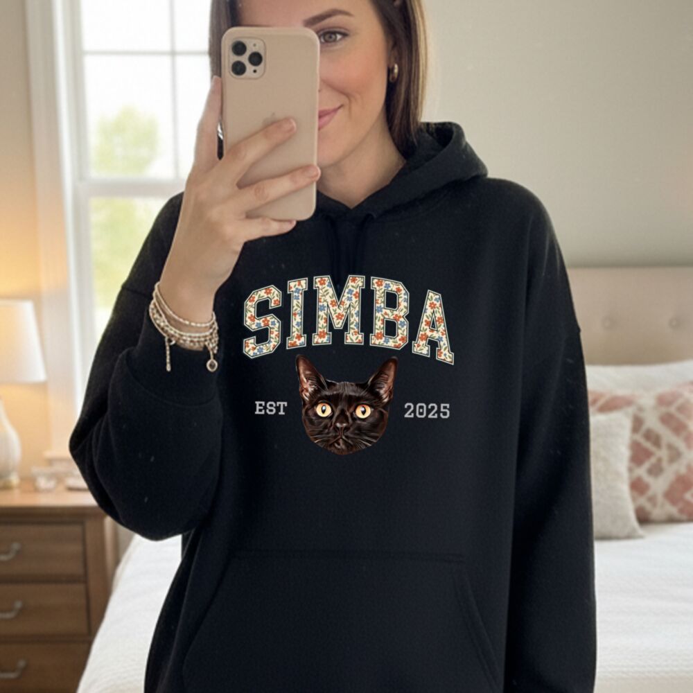 Gepersonaliseerde hoodie met foto van je huisdier, naam en jaartal in collegestijl
