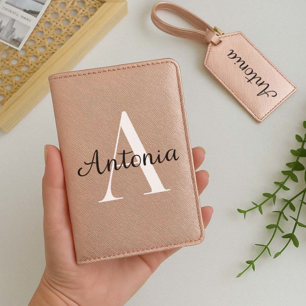 Personalisierbare Reisepasshülle und Koffertag mit Monogramm