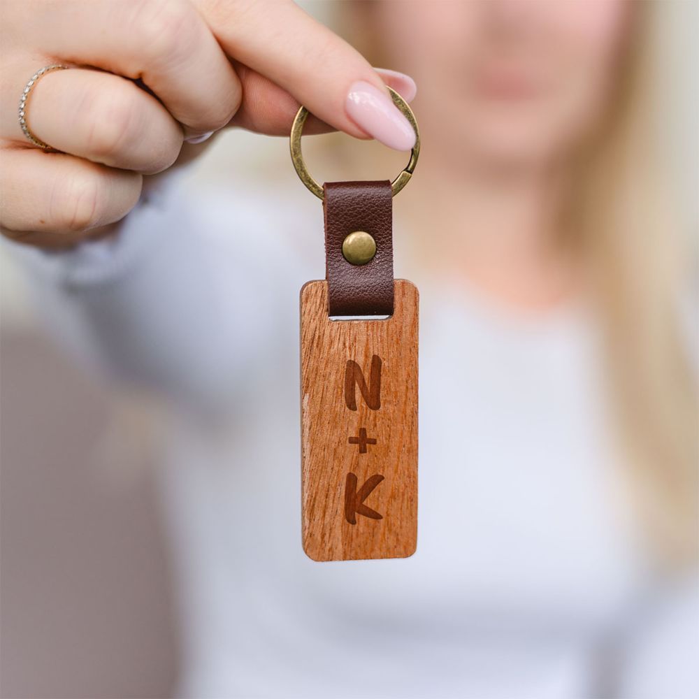 Gepersonaliseerde sleutelhanger van hout met symbolen