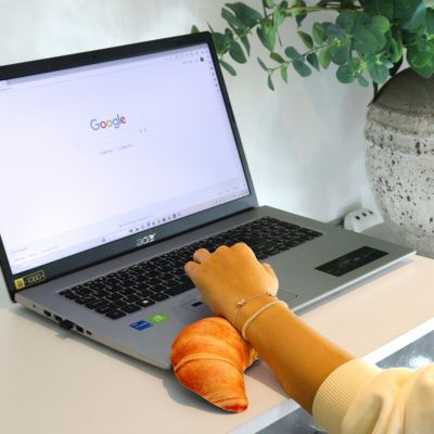 Croissant polssteun voor bureau