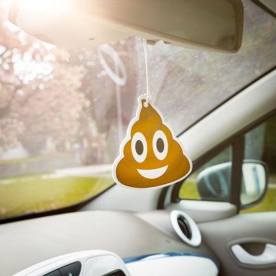 verjaardagscadeau-emoji-poop-luchtverfrisser-voor-de-auto