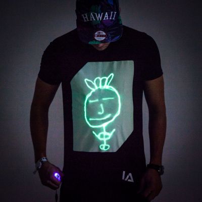cadeau_voor_hem_interactief_glow_t_shirt