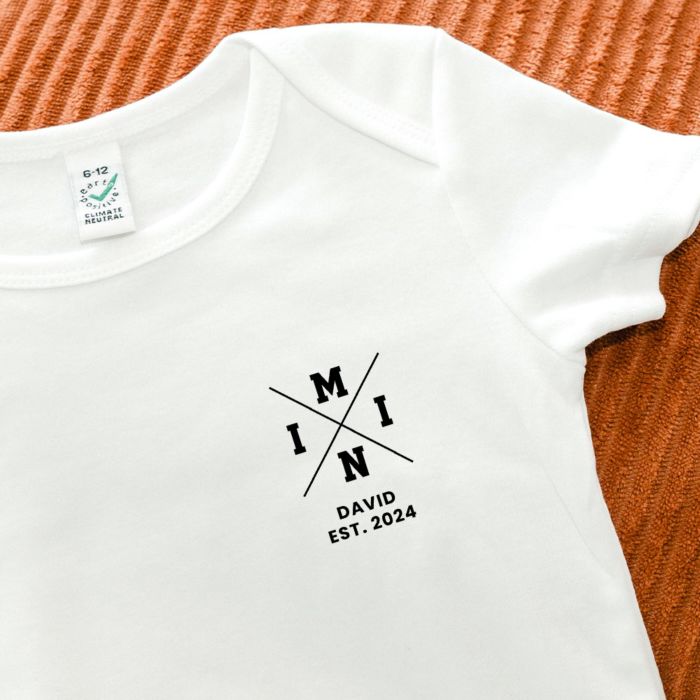 Gepersonaliseerde baby romper met naam en jaartal