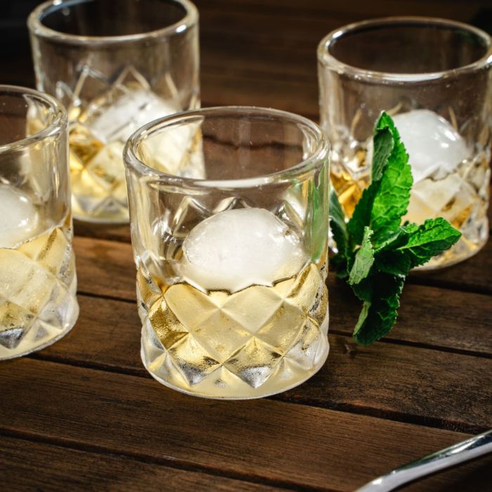 Shotglazen set met ijsklontjes