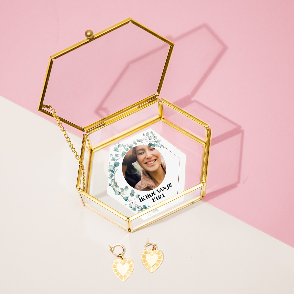 Glazen box met blaadjes, beeld en tekst