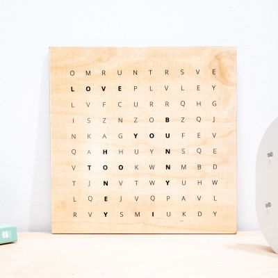 Personaliseerbare woordzoeker op hout Personaliseerbare woordzoeker op hout