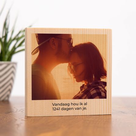 Vierkantige foto op hout met tekst
