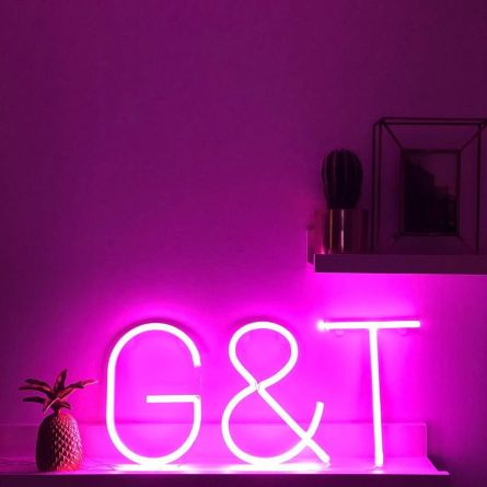 Neon verlichte letters